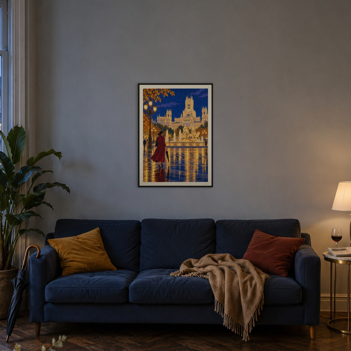 Image d’ambiance · Cibeles après la pluie encadrée en 50 × 70 cm, cadre noir, au-dessus d’un canapé