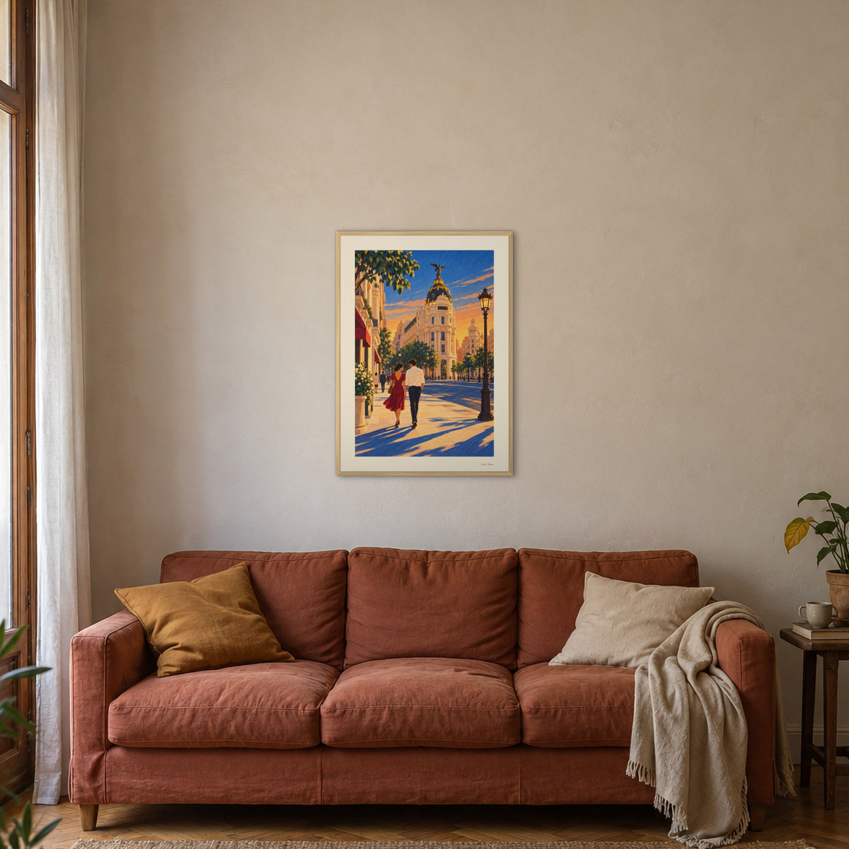 Image d’ambiance · Gran Vía, l’heure dorée encadrée en 50 × 70 cm, cadre bois naturel, au-dessus d’un canapé