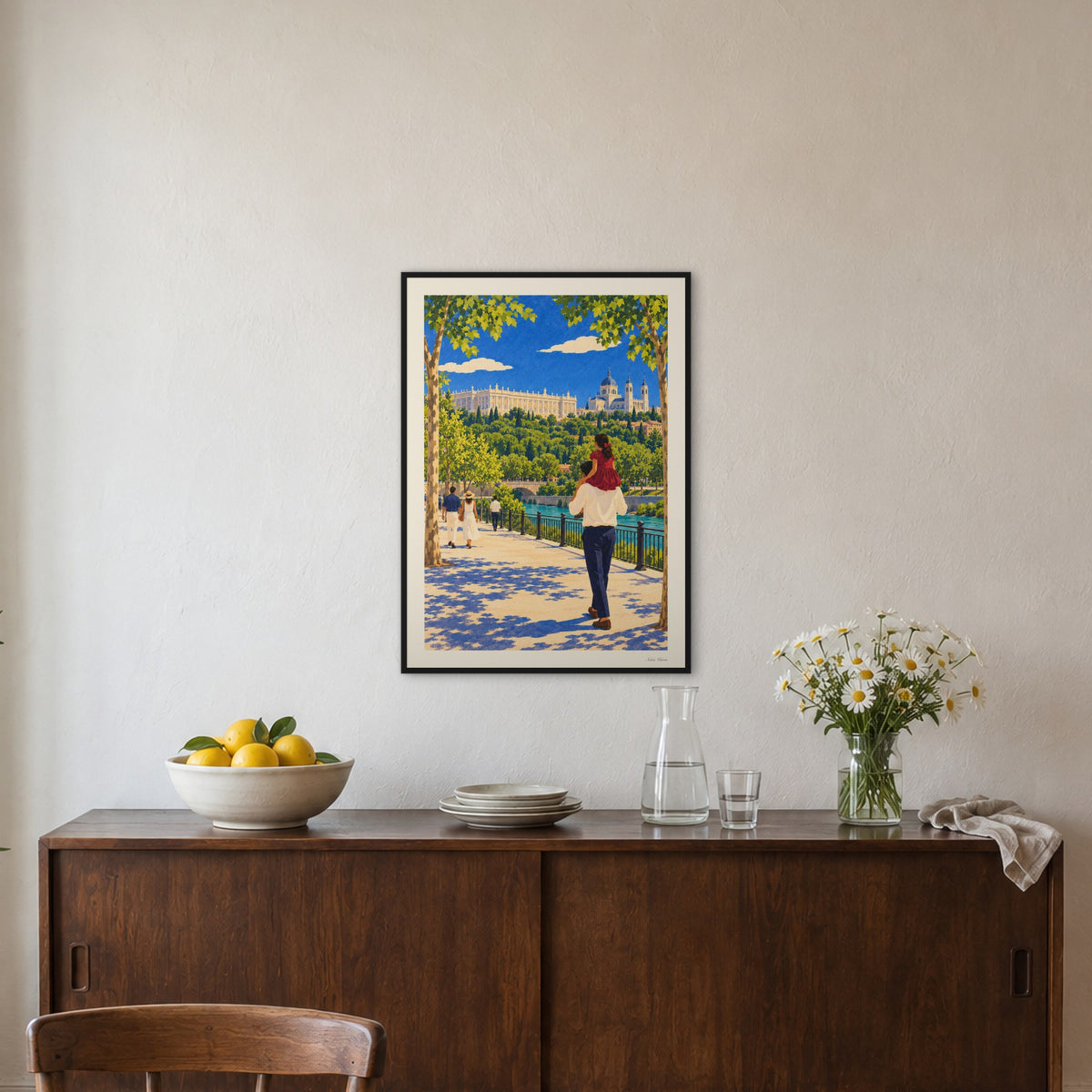Image d’ambiance · La corniche au printemps encadrée en 50 × 70 cm, cadre noir, au-dessus d’un buffet de salle à manger