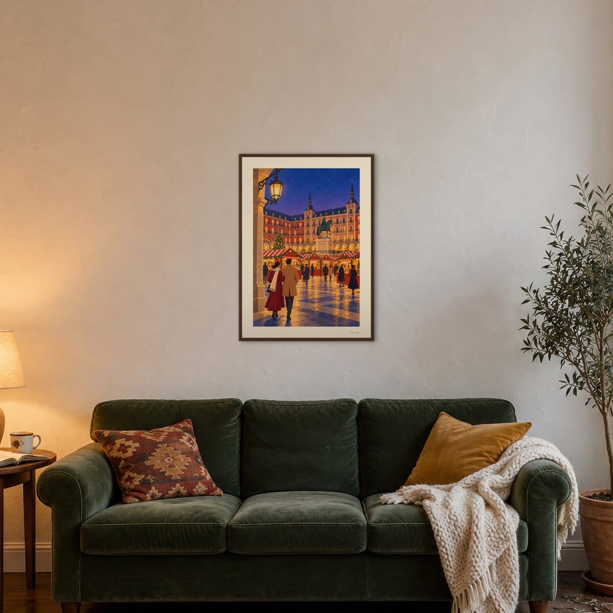 Image d’ambiance · Lumières de la Plaza Mayor encadrée en 50 × 70 cm, cadre bois foncé, au-dessus d’un canapé