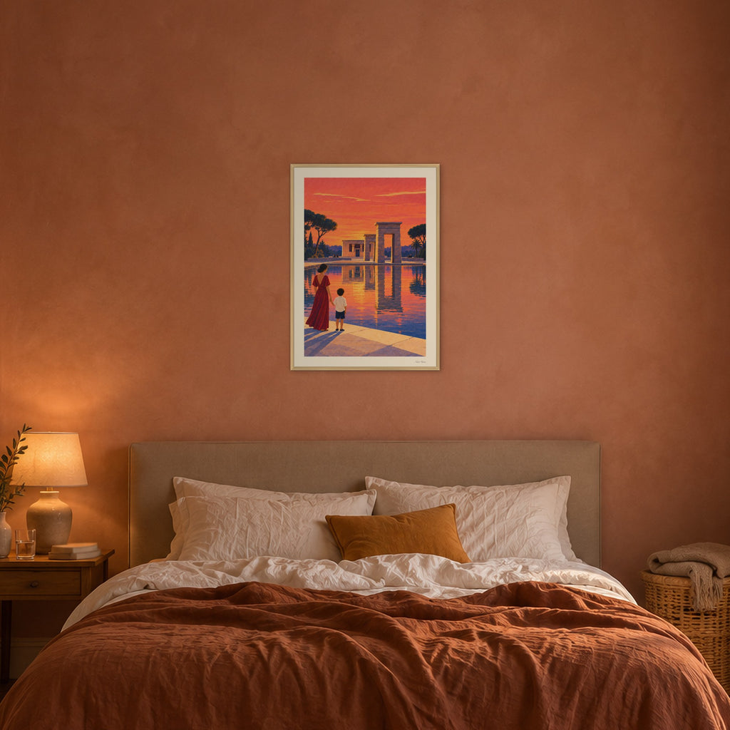 Image d’ambiance · Coucher de soleil à Debod encadrée en 50 × 70 cm, cadre bois naturel, au-dessus d’un lit